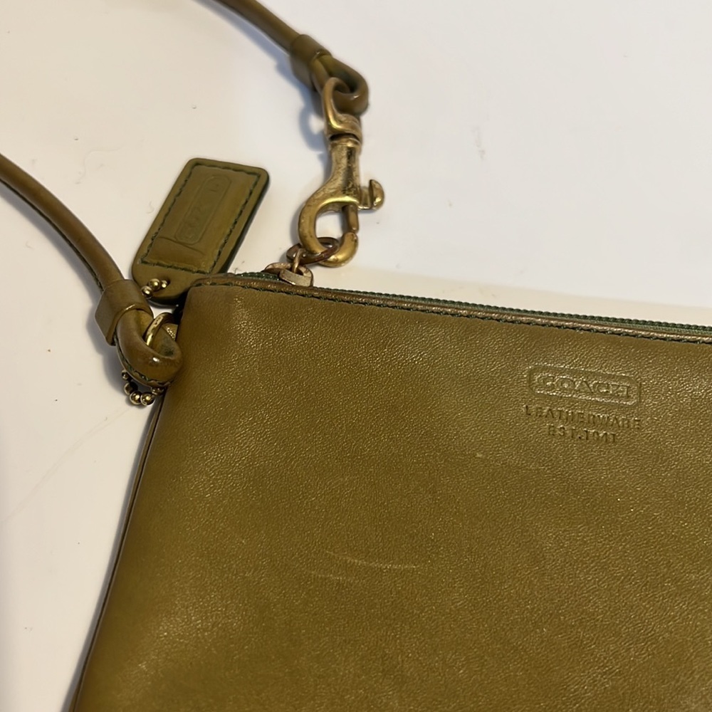Coach women small wristle bag olives green very good condition